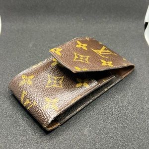 Genuine Pre-Owned Louis Vuitton Cigarette Case in Brown Monogram Canvas.